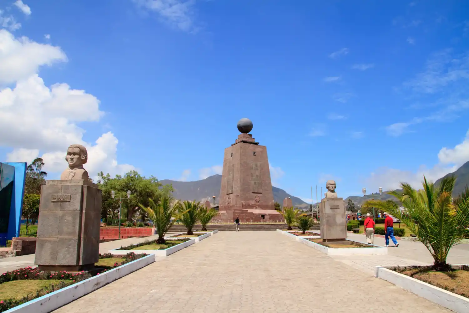 Das Äquatordenkmal der Ciudad Mitad del Mundo bei Quito