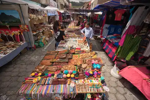 Marktstände in Otavalo mit farbenfrohem Kunsthandwerk und Accessoires