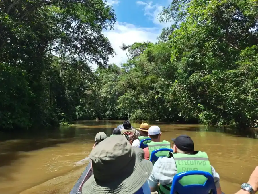 Reisende, die in der Natur auf einem Boot in Ecuador-Fluss fahren - Rundreise-Gruppenreise