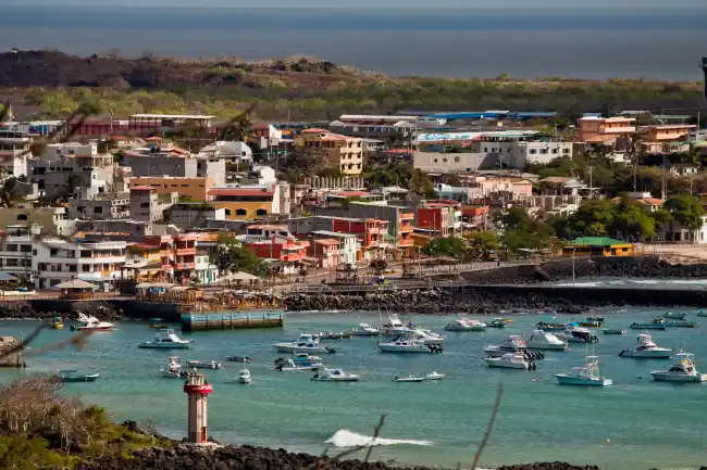 Blick auf die Küste mit Booten und Häusern in Puerto Baquerizo Moreno, Insel San Cristobal