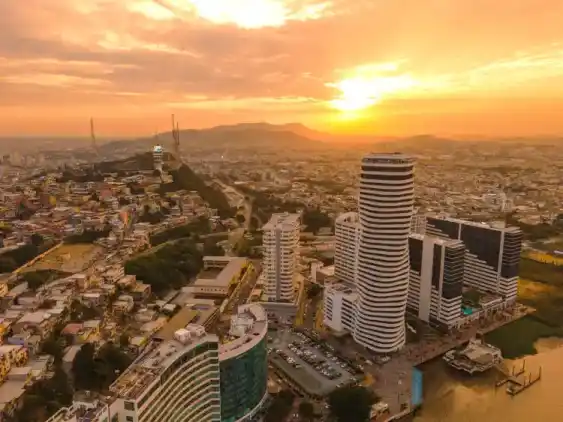Luftaufnahme des Sonnenuntergangs über der Stadt Guayaquil, Ecuador