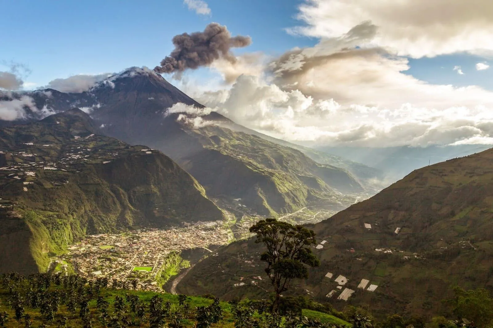 Der Vulkan Tungurahua über Baños de Agua Santa