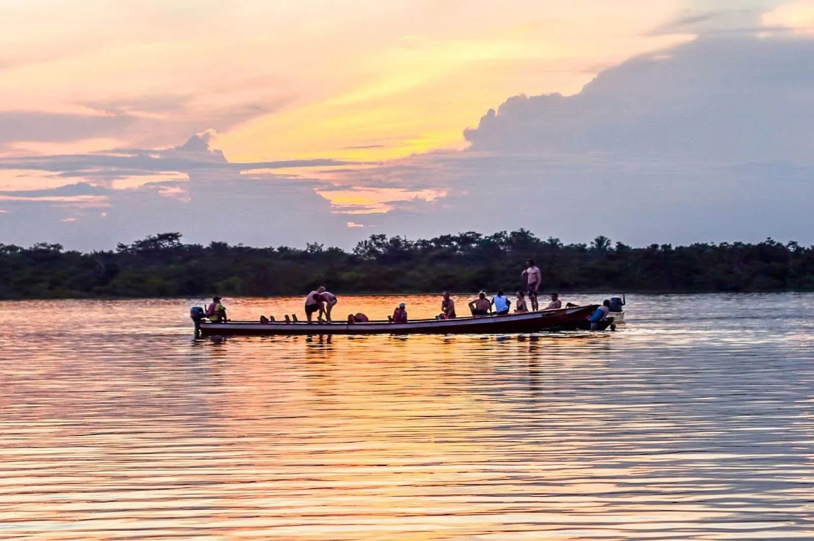Bootstour bei Sonnenuntergang im Amazonasgebiet von Cuyabeno – im Tiefland gelten besondere Gesundheitshinweise