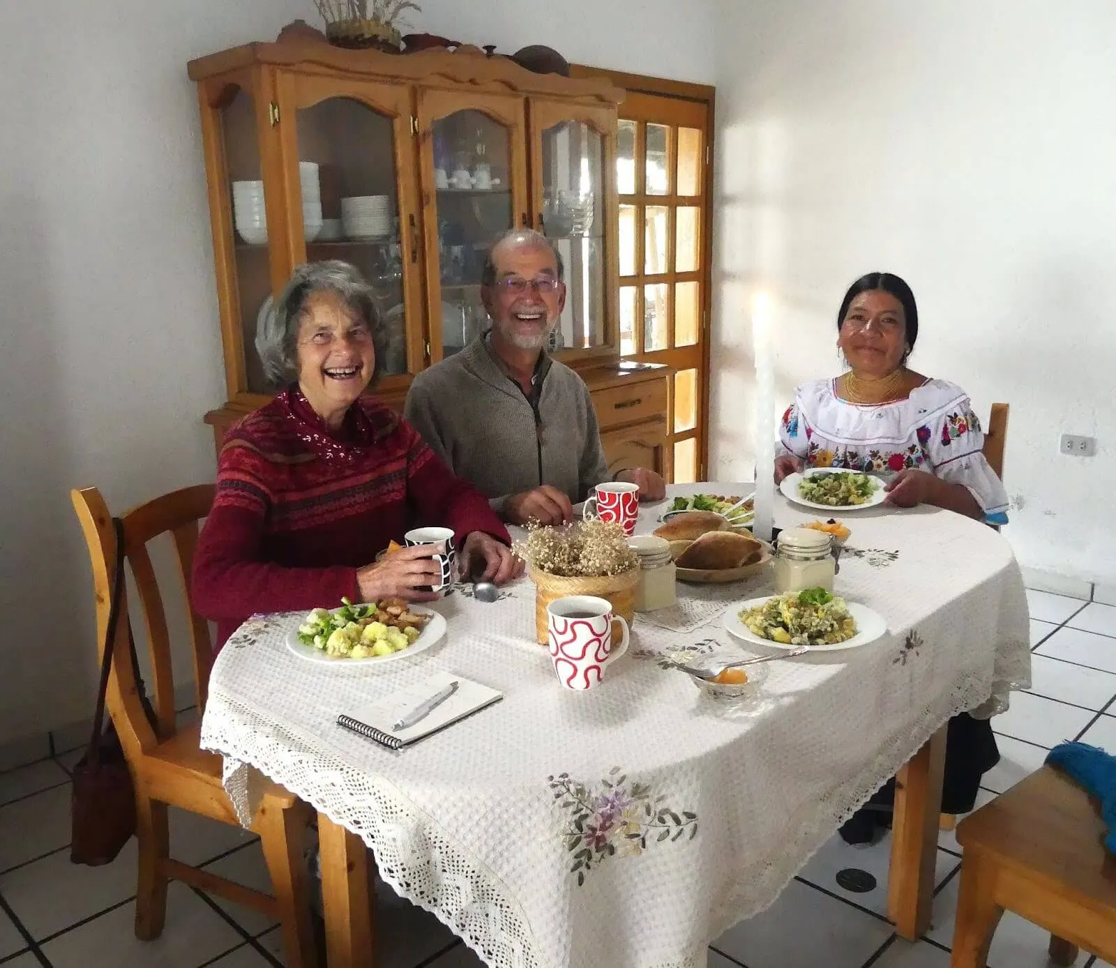 Reisende zu Gast bei einer Familie in Ecuador