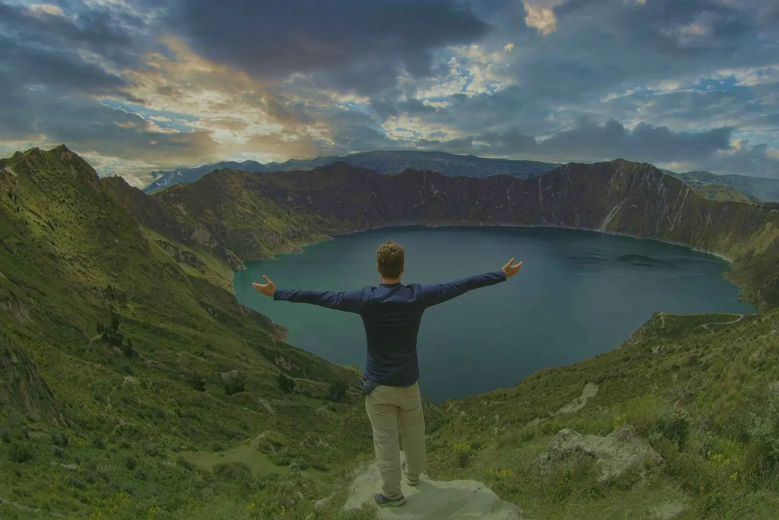 Am Kraterrand der Laguna Quilotoa – in 2 Wochen lassen sich Hochland und Galápagos verbinden