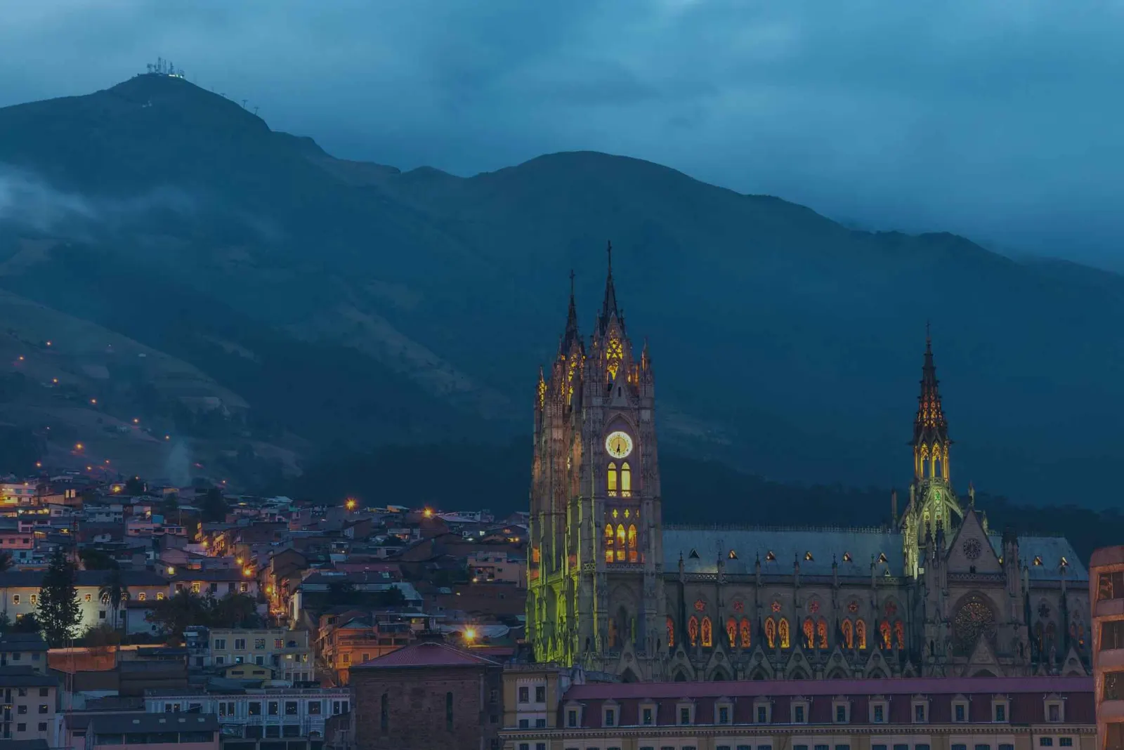 Die Basílica del Voto Nacional in der Altstadt von Quito am Abend