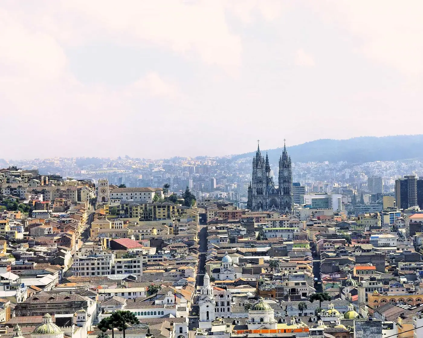 Blick über Quito vor der Andenkulisse – das Hochland Ecuadors lässt sich ganzjährig bereisen