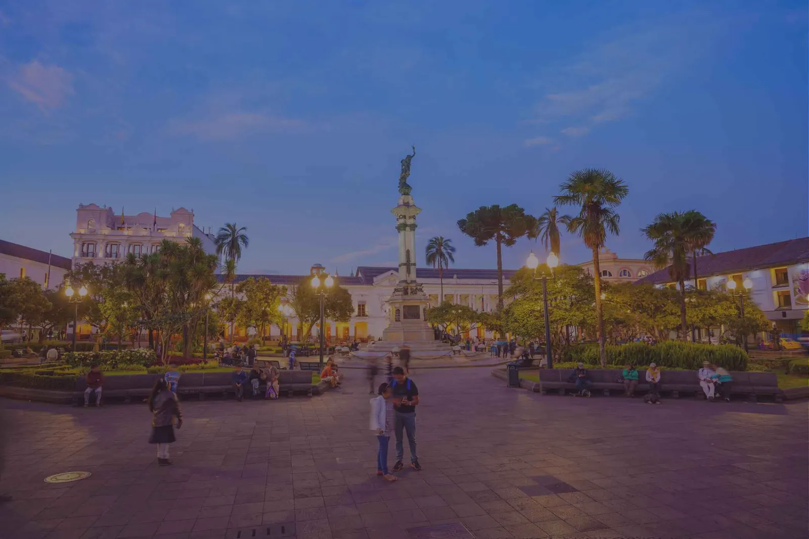 Die Plaza Grande in der Altstadt von Quito am Abend – bezahlt wird im ganzen Land in US-Dollar
