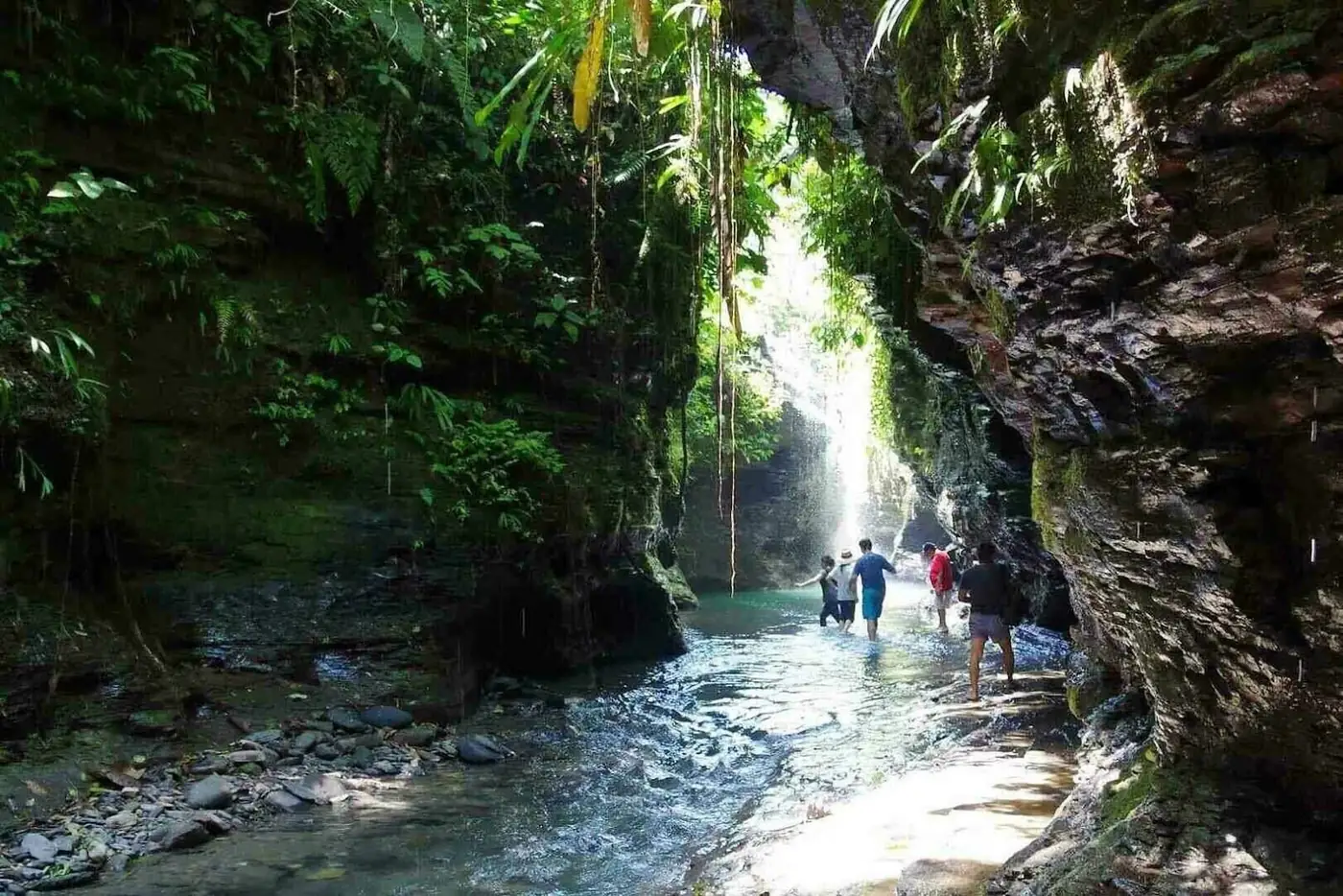 Wasserfall in einer Schlucht im Andenvorland