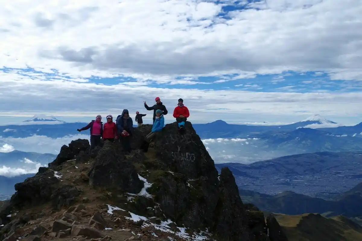 Integrales de Pichincha Wanderer auf dem Gipfel des Pichincha-Gebirges in der Nähe von Quito