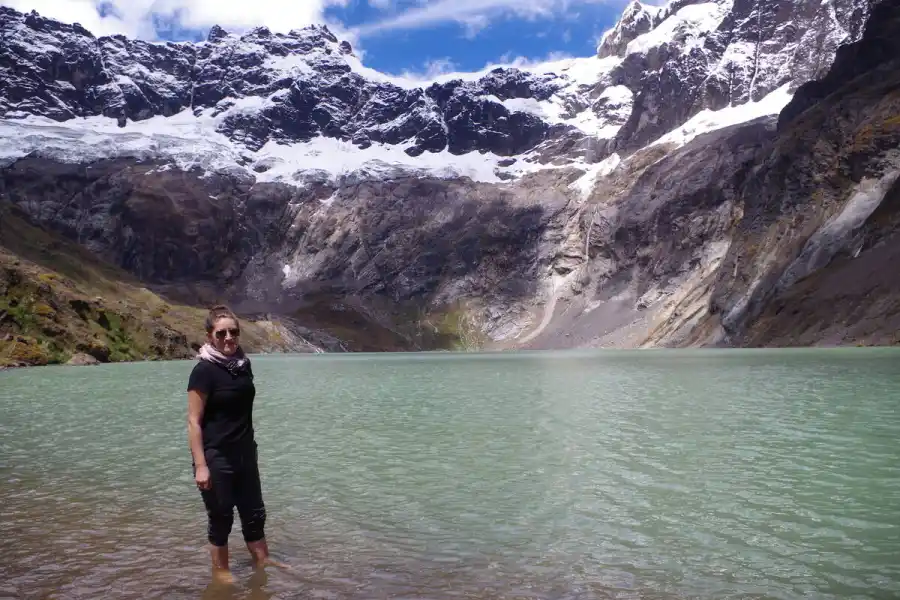 Hochgelegene Laguna Amarilla im schneebedeckten Altargebirge