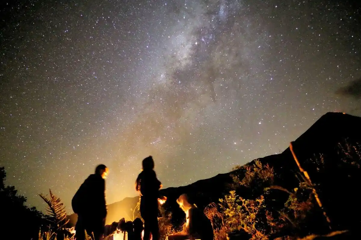 Klarer Sternenhimmel bei einer Wanderung an den Hängen des Reventador