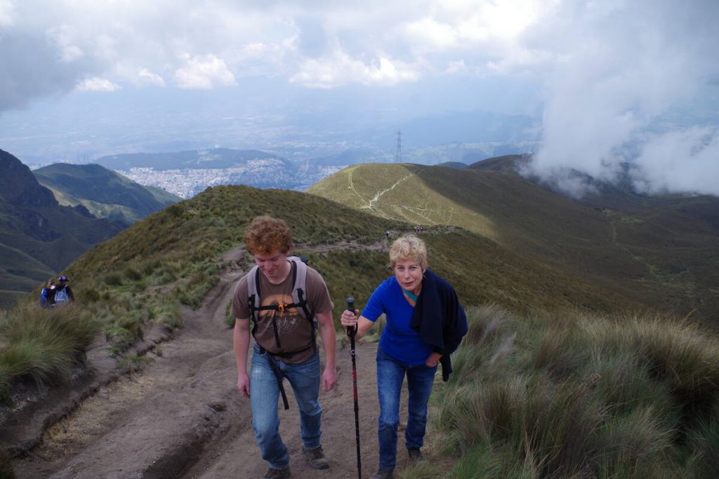 Reisende beim Trekking im Ruco Pichincha Vulkan